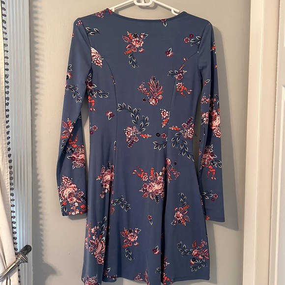 Never Worn dress, size small, great condition - Picture 3 of 4
